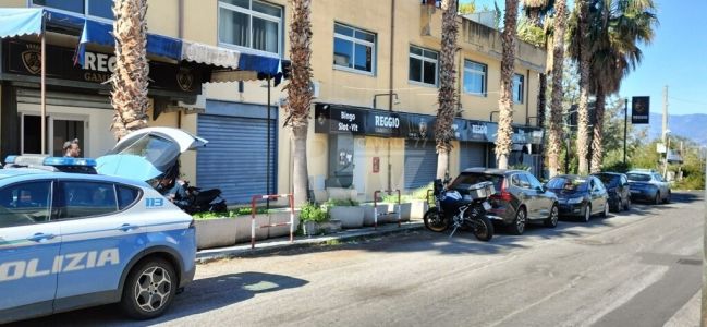 Reggio Calabria, rapina al Bingo: tre uomini armati fuggono su una Fiat Panda rossa