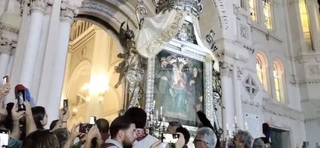 Processione cittadina, la Vara rientra in Duomo: l&rsquo;abbraccio di Reggio alla Madonna della Consolazione